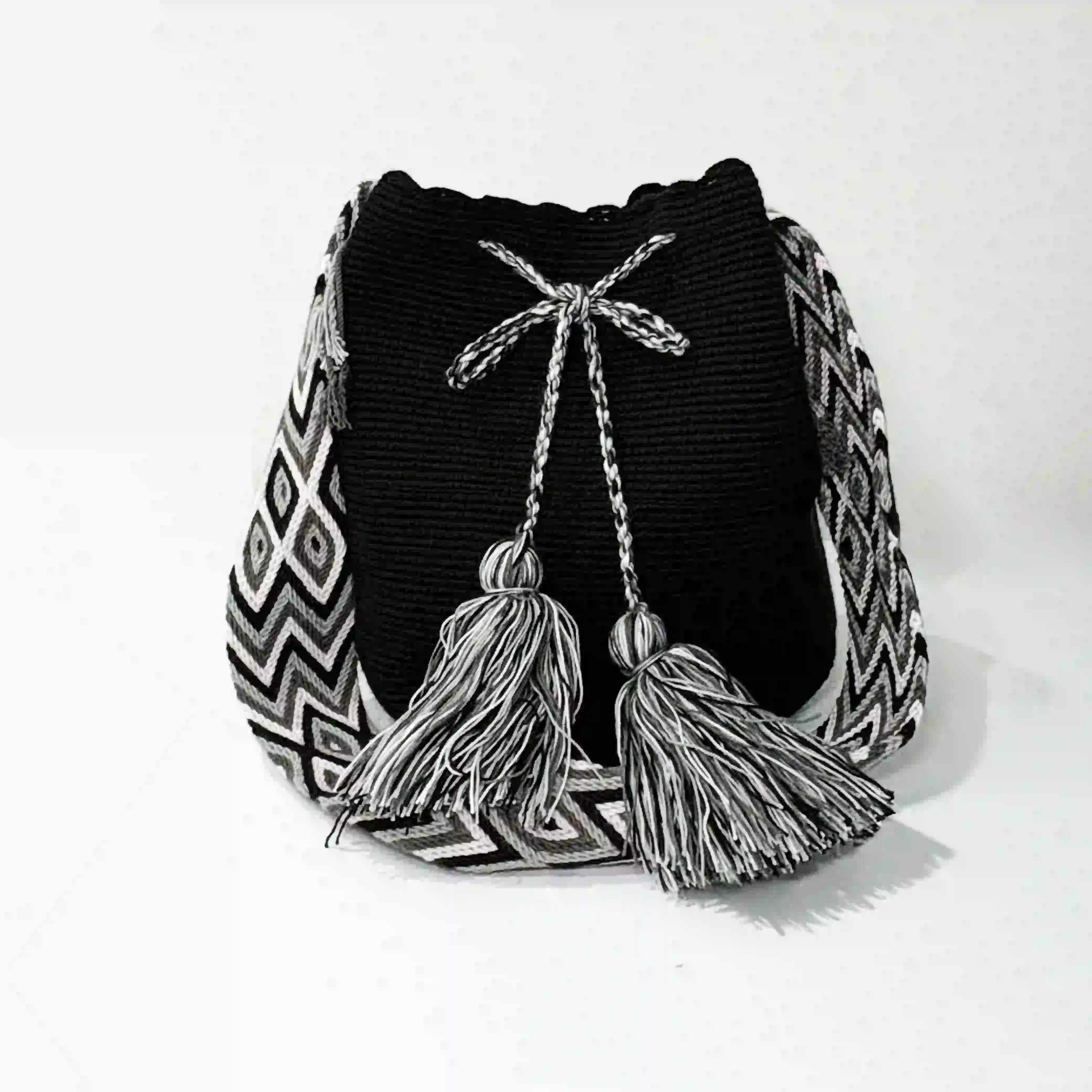 Mochila Tradicional Lisa Wayuu Black Essence Tejida Artesanal G5-07